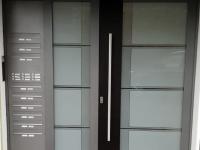 Graue Haustür mir Klingel- und Briefkastenanlage in Haan