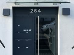 Schwarze Haustür mit Briefkastenanlage in Haan