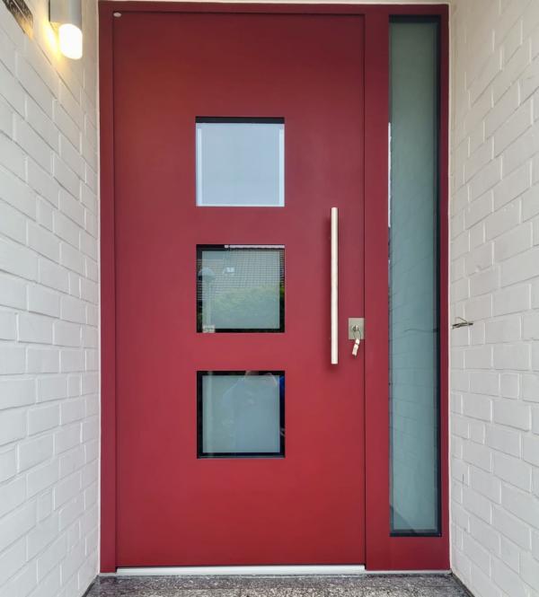 Rote Haustür mit schmalem Seitenteil