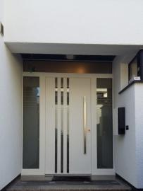 Haustür mit Stangengriff aus Edelstahl und zwei Seitenteilen