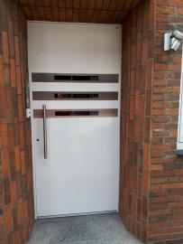 Weiße Haustür mit Glas Ausschnitten