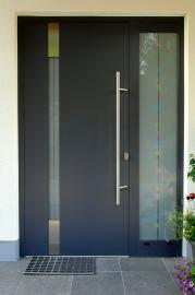 Haustür in Anthrazit mit Seitenteil