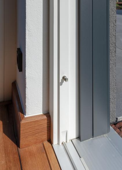 Detailaufnahme Verriegelung und bodentiefe Schwelle