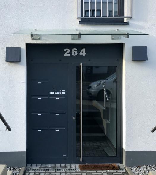 Schwarze Haustür mit Briefkastenanlage