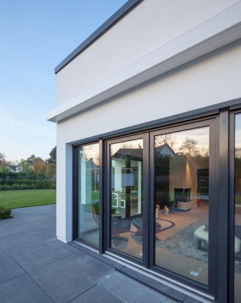 Dunkelgraue Terrassentür mit Einbruchschutz für Wohnhaus in Neuss