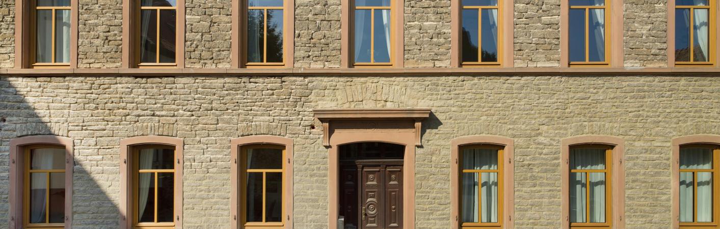 Braune Holzfenster für Altbau in Bockenheim